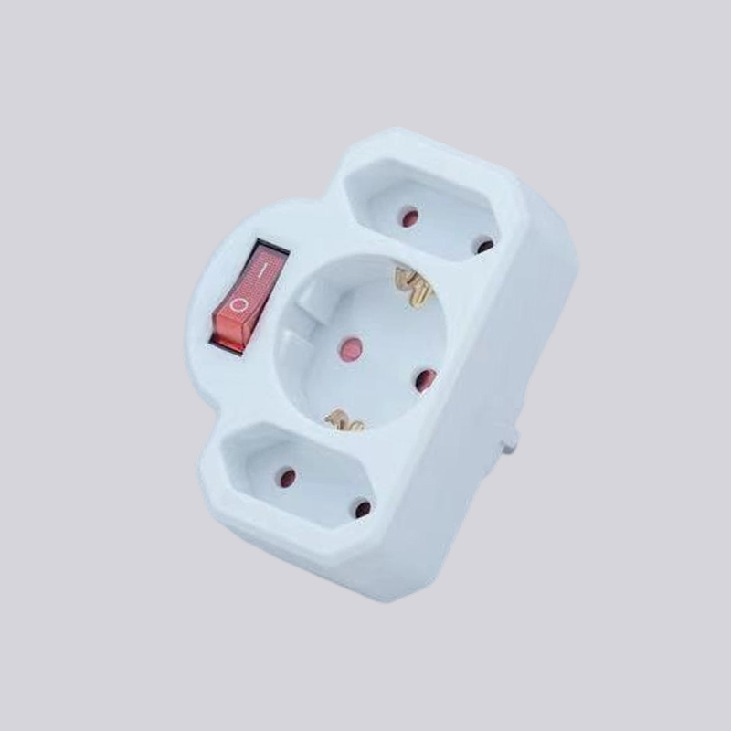 G01-01/2K nemecký typ jedna okrúhla zástrčka, dve ploché zástrčky, so spínacím adaptérom